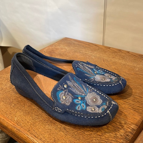 baretraps otella embroidered suede loafer